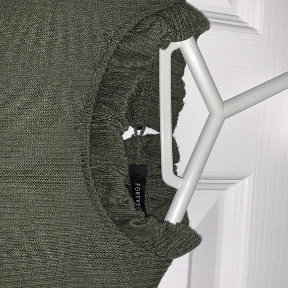 Ruffled green mock turtle neck - Picture 3 of 3